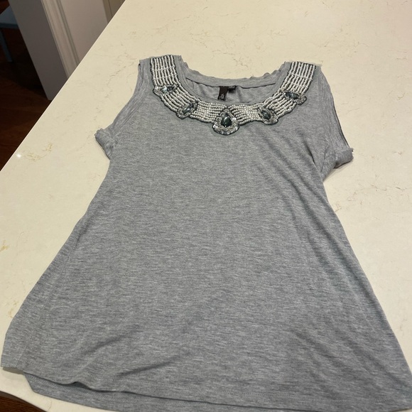 Grey sleeveless tee shirt with pearl and gem stones collar - Picture 2 of 7